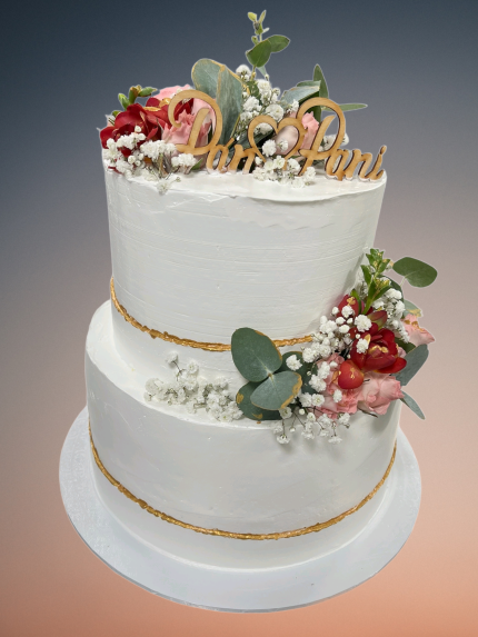 👰🤵 Elegantná dvojposchodová svadobná torta s nápisom "Pán ♥ Pani" Táto torta je jemná, romantická a pritom decentne luxusná – ideálna pre modernú, elegantnú alebo rustikálnu svadbu.