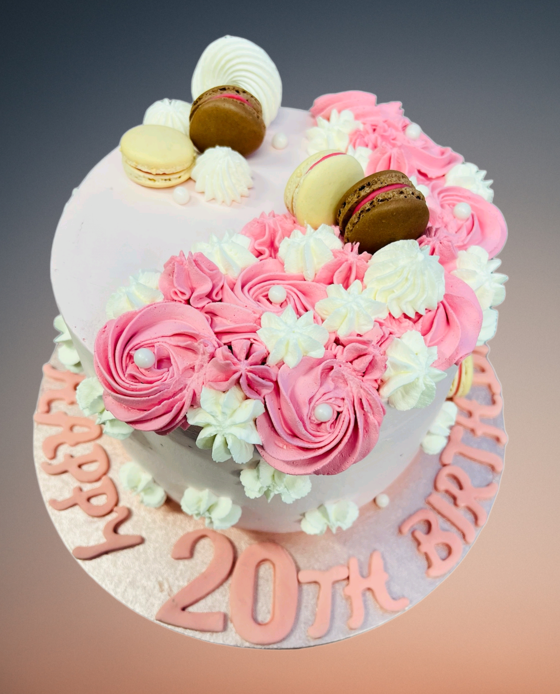 Elegantná torta s kvetinovým dekorom – pre nezabudnuteľné 20. narodeniny Elegantná torta s kvetinovým dekorom – pre nezabudnuteľné 20. narodeniny