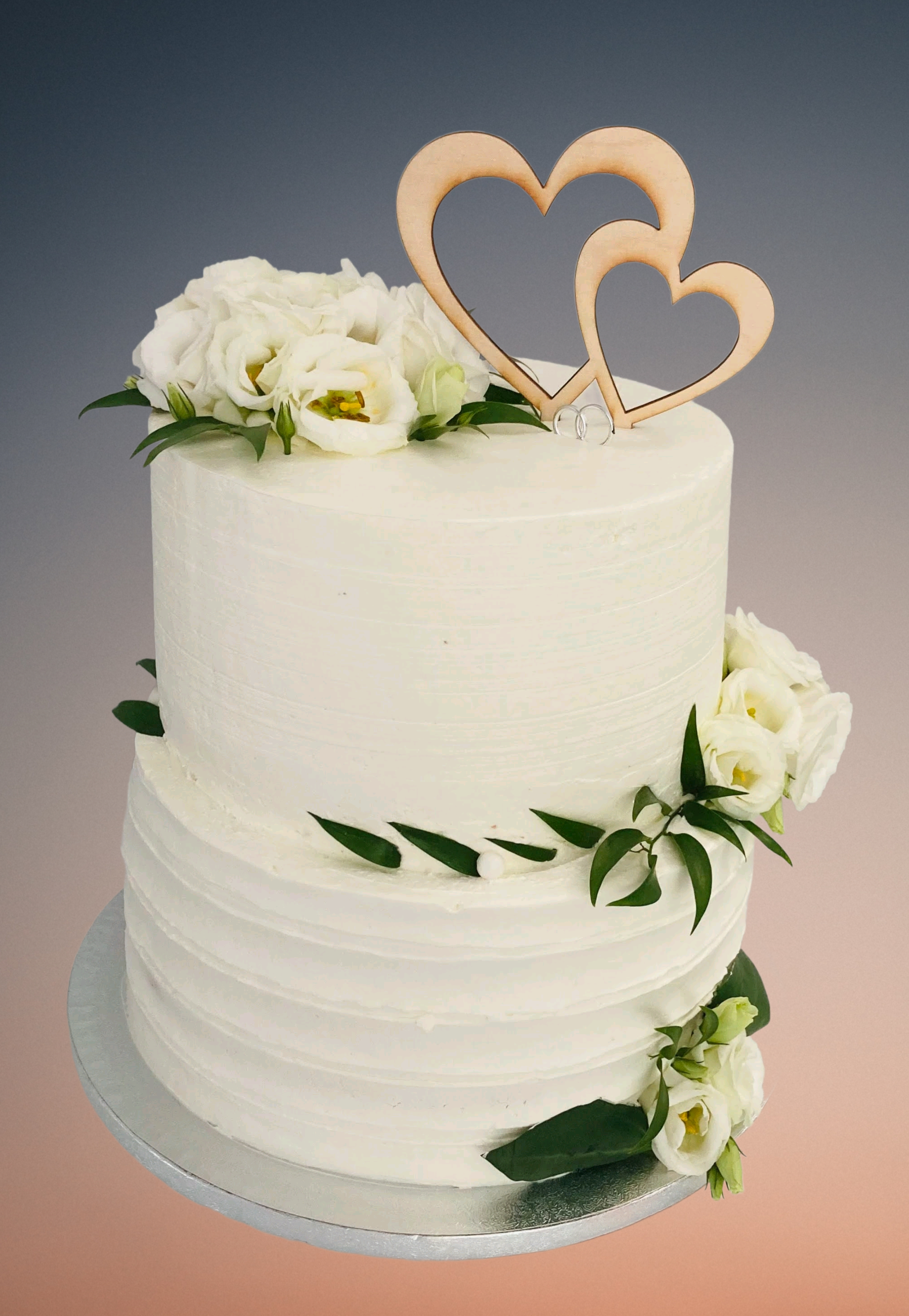 Dvojsposchodova-torta-Presov-s-bielymi-ruzickami-a-srdieckami Dvojsposchodova torta Presov s bielymi ruzickami a srdieckami