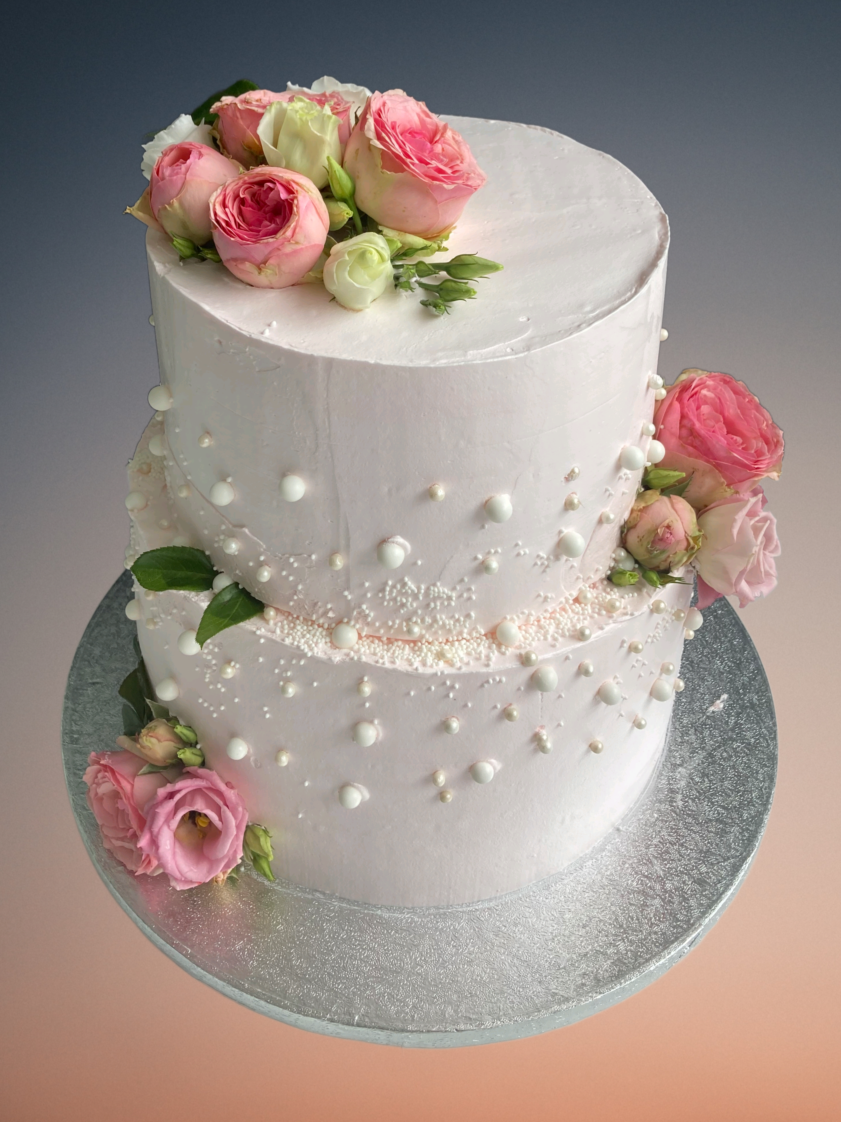 elegantna svadobna torta dvojposchodova presov elegantna svadobna torta dvojposchodova presov